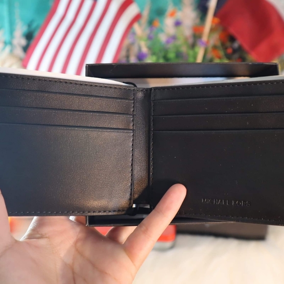 MK Michael Kors Jet Set BillFold Wallet - Picture 5 of 5